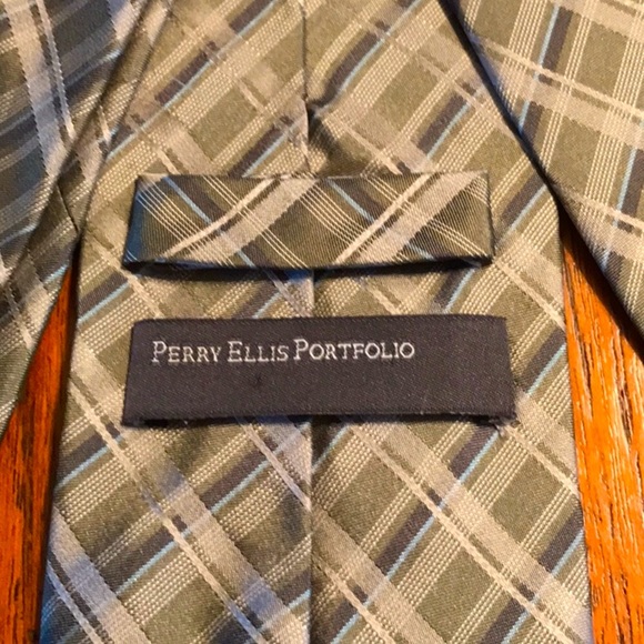 Perry Ellis Portfolio Handmade Striped Tie - Picture 8 of 10